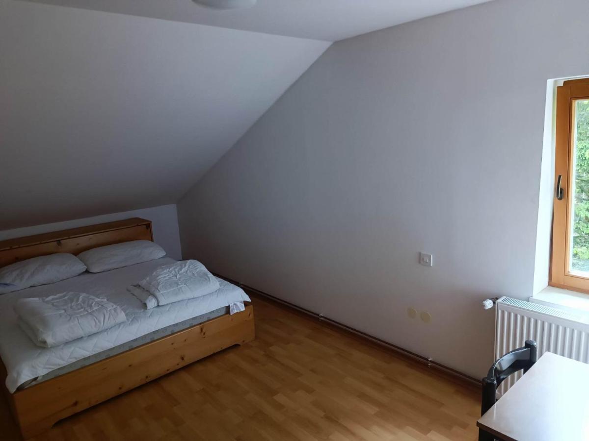 Valvasorjev Dom Pod Stolom Hostel Zirovnica ภายนอก รูปภาพ