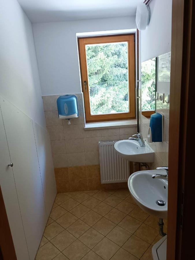 Valvasorjev Dom Pod Stolom Hostel Zirovnica ภายนอก รูปภาพ